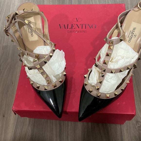 (Slightly Used)Valentino Garavani pebbled leather pump. - Picture 2 of 5